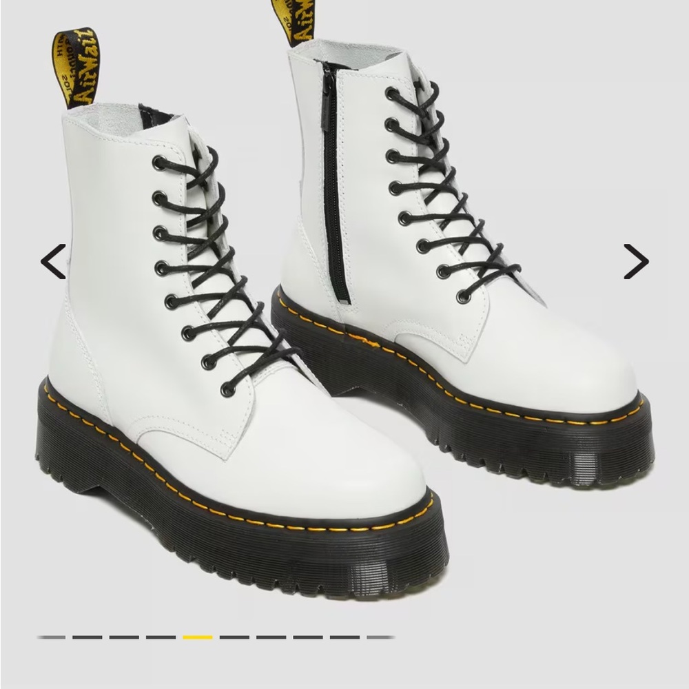 JADON WHITE DOC MARTINS